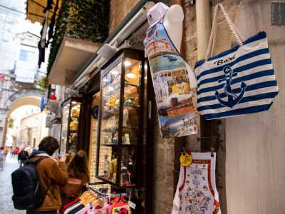 Prima che la via cambi nome in Strada del Carmine ci imbattiamo infine in �De Dream Store�, esercizio dal nome marcatamente inglese, cambiato probabilmente negli ultimi anni proprio per attirare passanti stranieri